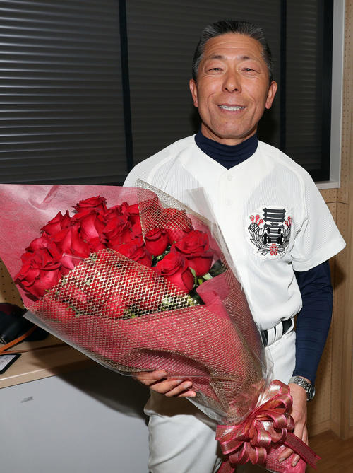 18年1月、2年連続でセンバツ出場を決めた日大三の小倉監督は贈られたバラの花束を手に笑顔を見せる