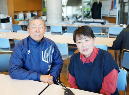 21年12月、冬合宿の最終日に妻の敏子さんと笑顔で写真に納まる日大三・小倉全由監督（左）