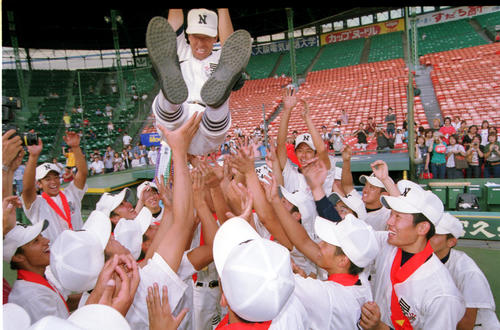 01年8月、第83回全国高校野球大会決勝　日大三・小倉監督はナインから胴上げされる