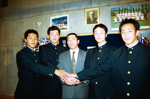 01年11月、ドラフトで指名された日大三の4人。左から都築、千葉、小倉監督、近藤、内田