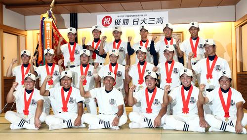 11年8月、祝勝会で小倉監督（前列左から3人目）を中心に、記念撮影でガッツポーズを見せる日大三ナイン