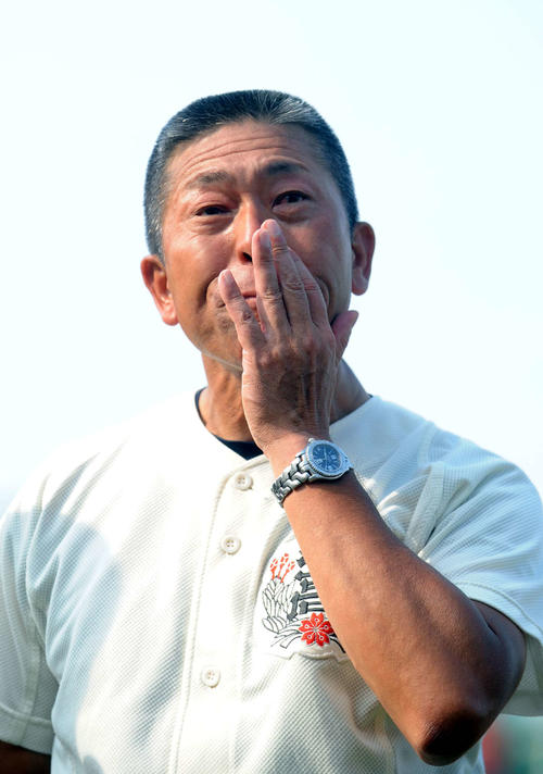 12年7月、夏の甲子園西東京都大会で逆転勝利で甲子園出場を決めた小倉監督はインタビューで感激の涙を流す