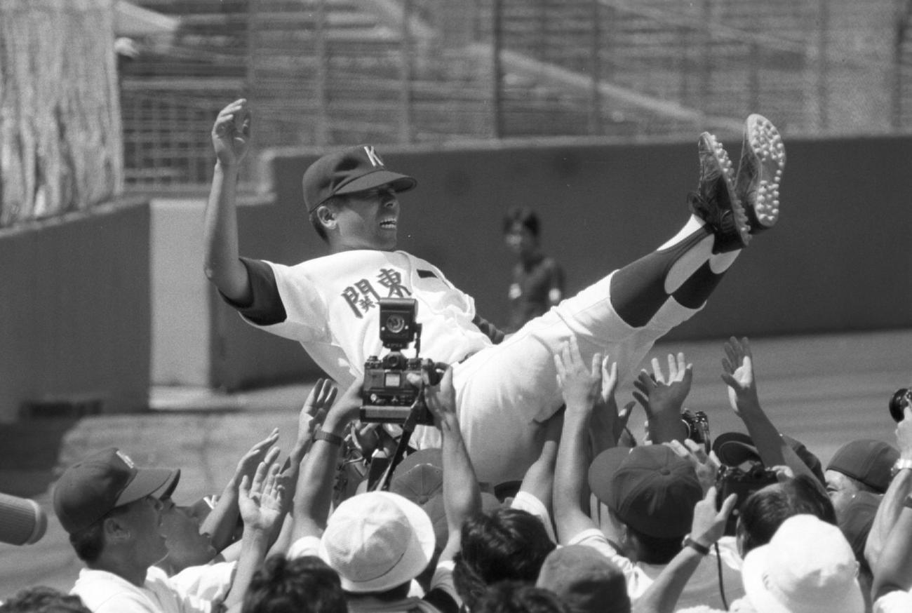 1985年7月、全国高校野球選手権大会東東京予選　決勝で帝京を破って甲子園出場を決め、選手に胴上げされる関東第一・小倉全由監督