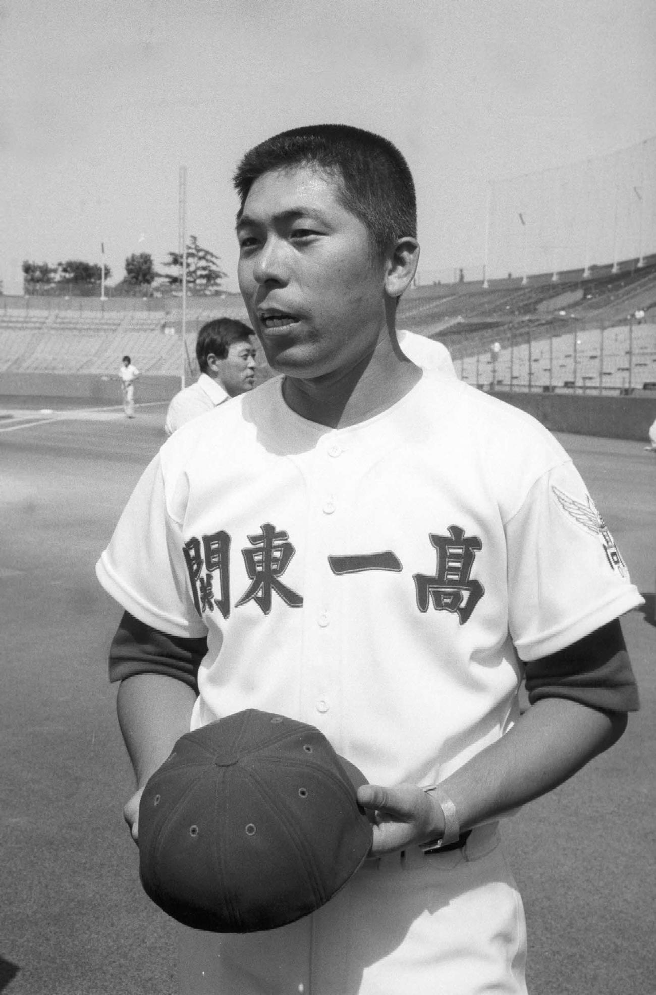 1985年7月、全国高校野球選手権大会東東京予選　決勝で帝京を破り、甲子園出場を決め報道陣の質問に答える関東第一・小倉全由監督
