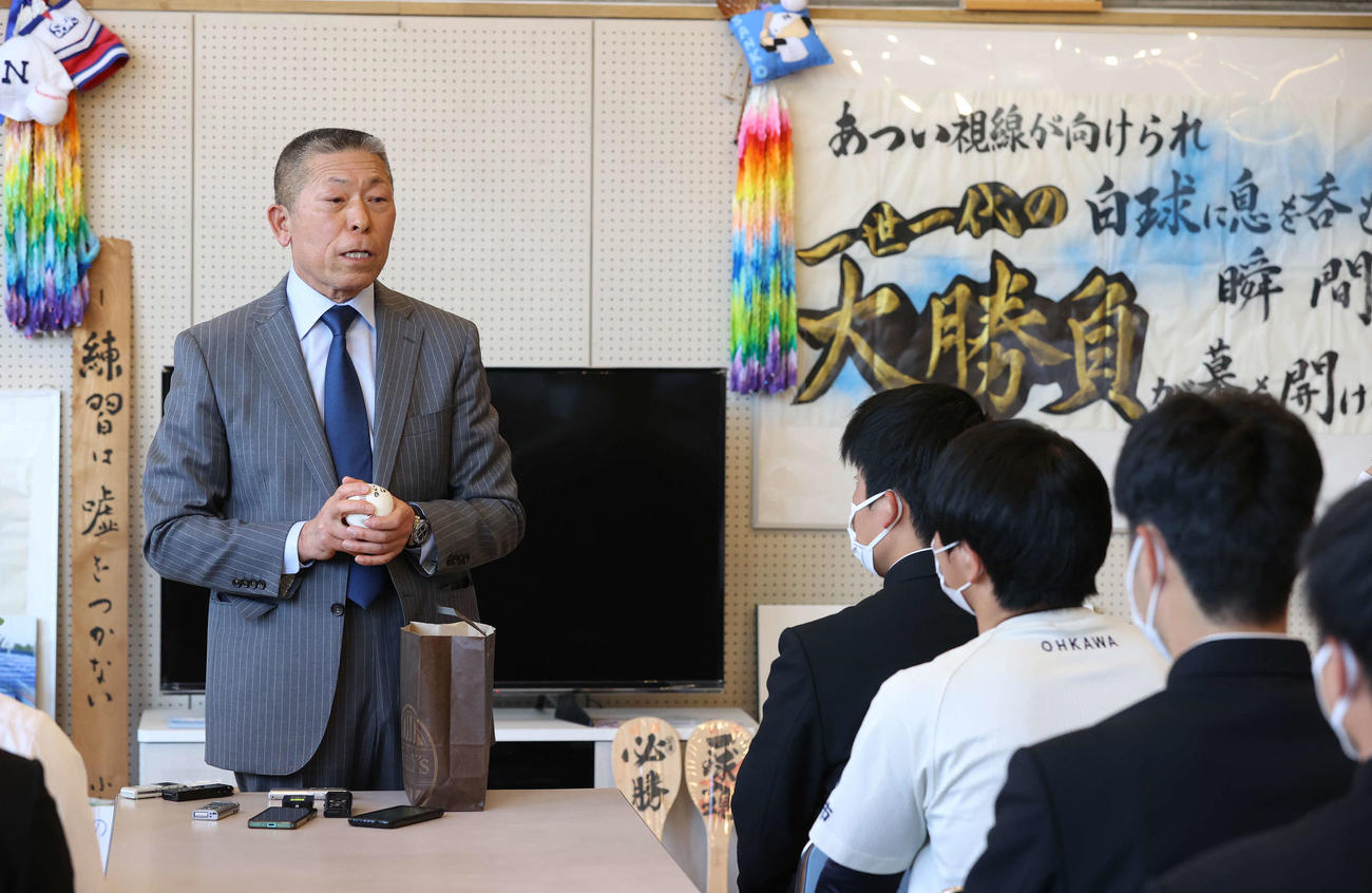 ミーティングで選手を前に話す日大三・小倉監督（撮影・河野匠）