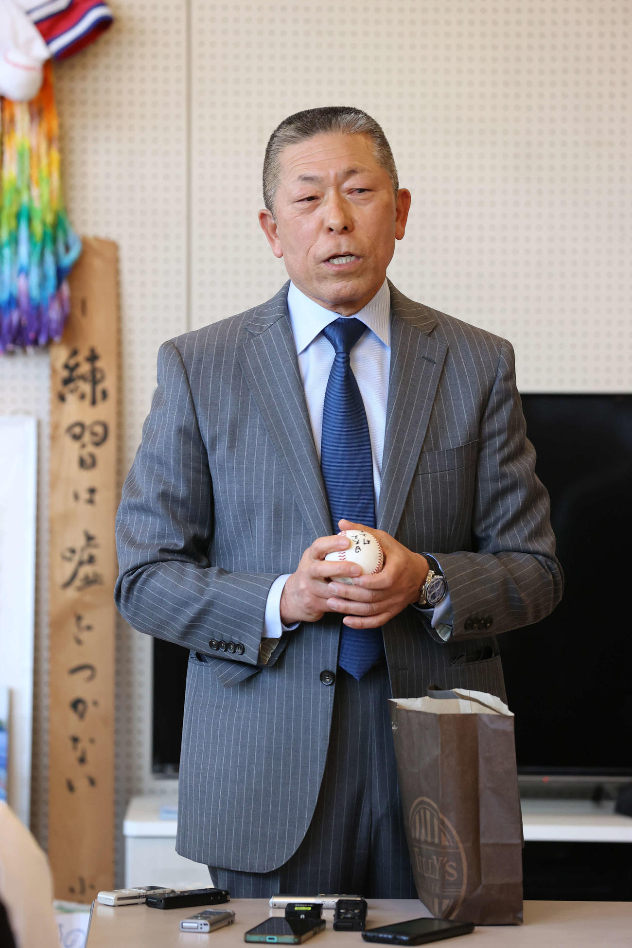 ミーティングで選手を前に監督退任を伝える日大三・小倉監督（撮影・河野匠）