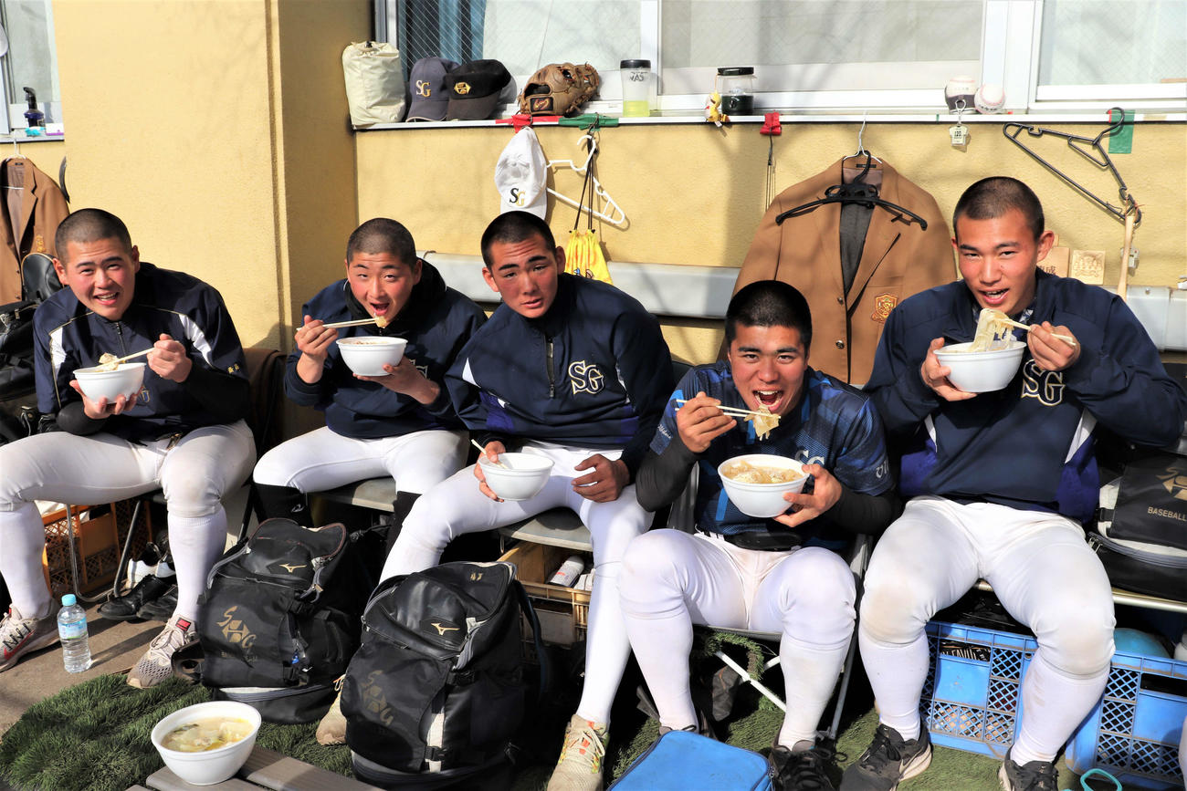センバツ出場の激励会で、父兄が作ってくれた豚汁うどんと水餃子を頬ばる選手たち。（左から）小川、鈴木駿太郎、福富、海老原、川又（撮影・保坂淑子）