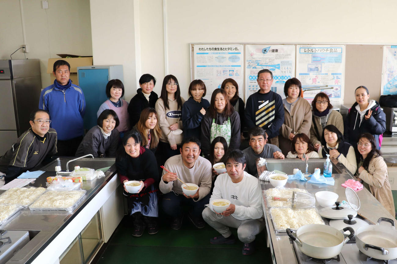 センバツ出場の激励会で、炊き出しを行った作新学院の父兄たち（撮影・保坂淑子）