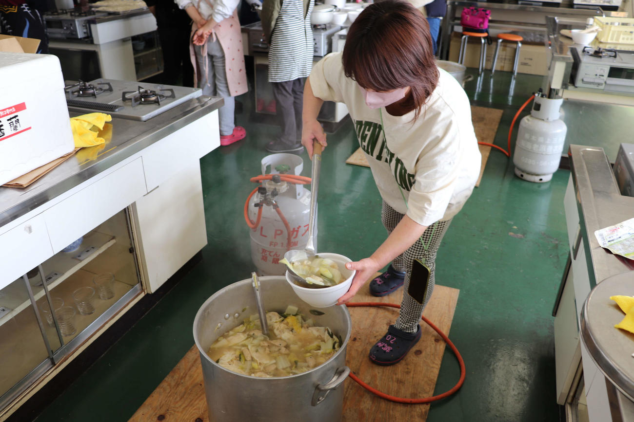 センバツ出場の激励会で、寸胴鍋3つに約200人分の豚汁うどんと水餃子を調理した作新学院の父兄たち（撮影・保坂淑子）