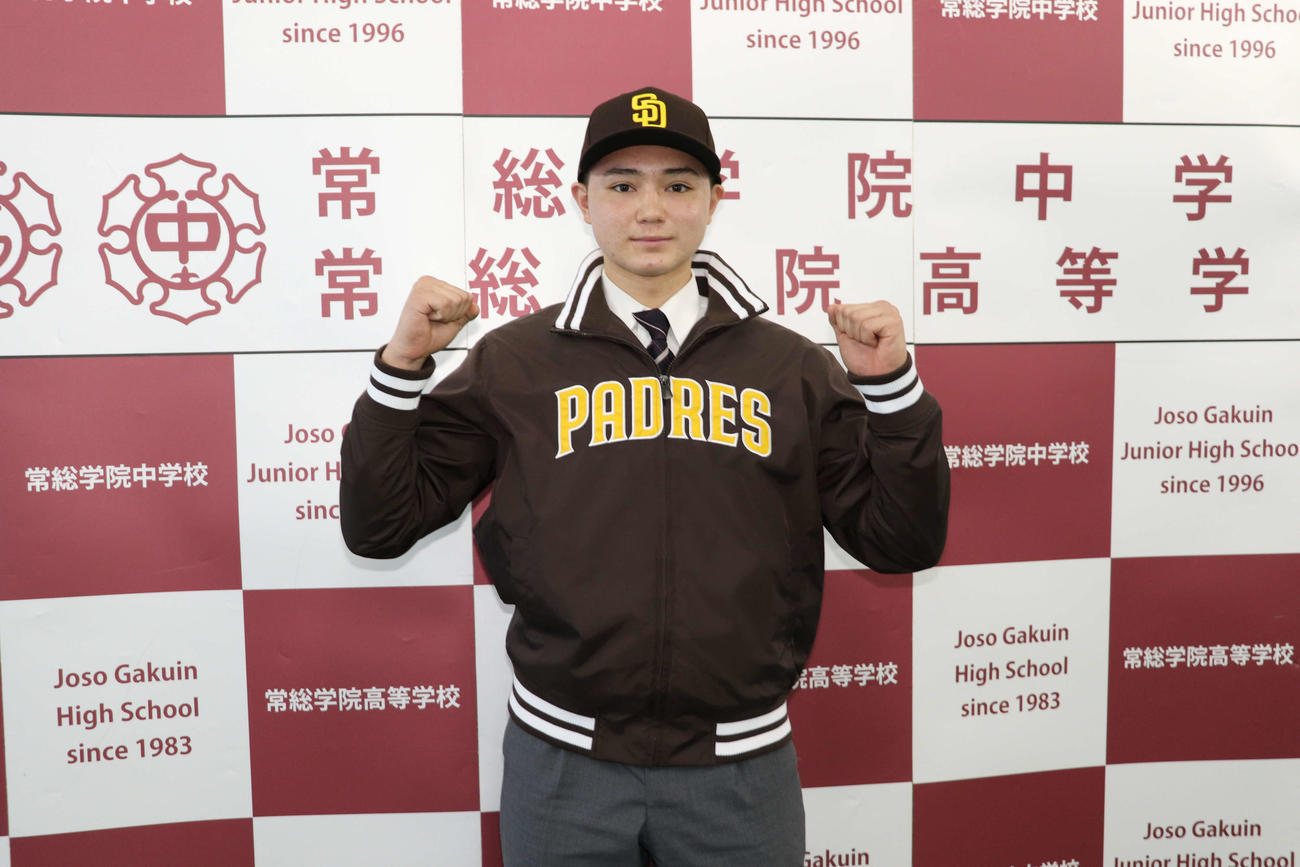 パドレスとのマイナー契約を結んだ報告会で、笑顔でガッツポーズを見せる常総学院・バルザー・ジョセフ・ブライアン（撮影・保坂淑子）
