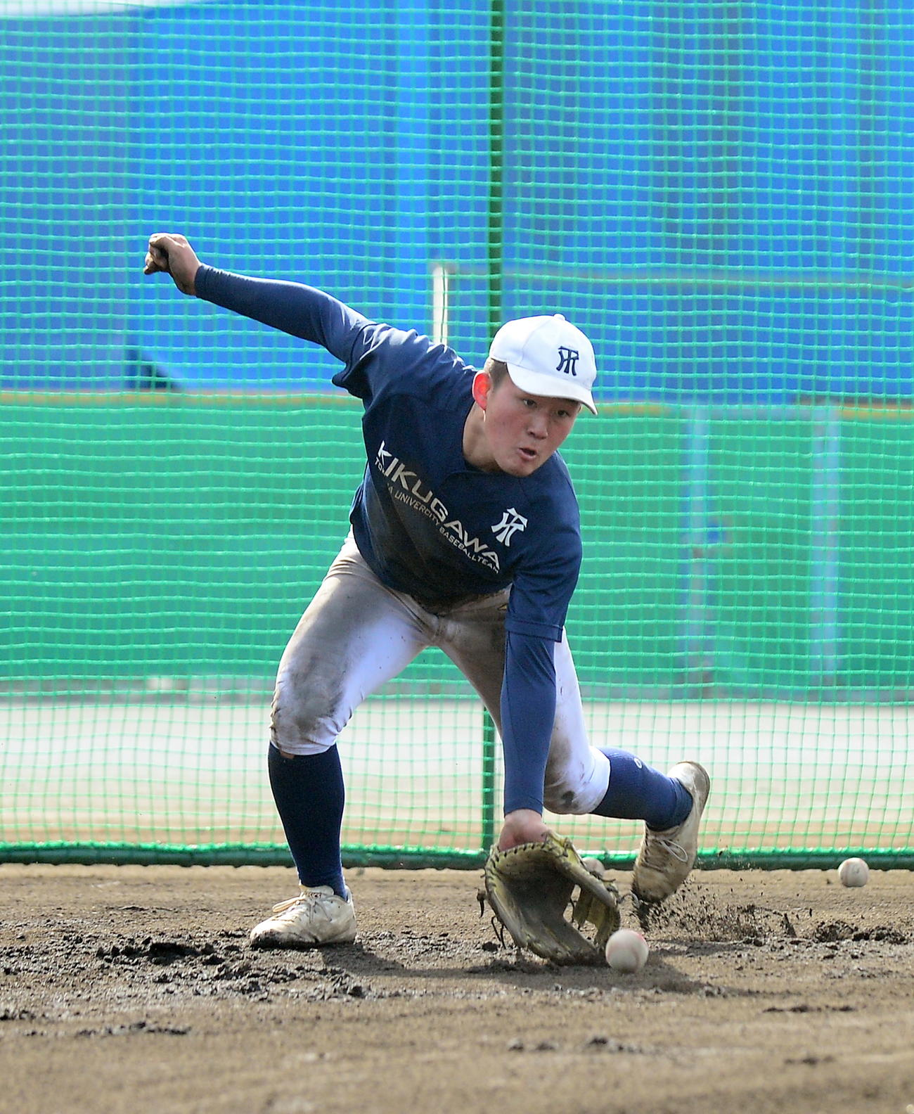 全体練習後にノックを受ける常葉大菊川・平出