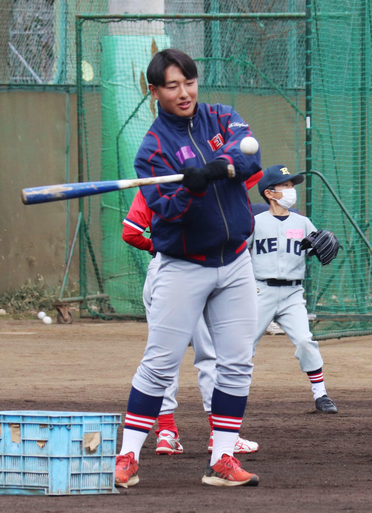 野球教室でノックをする慶応・清原（撮影・星夏穂）