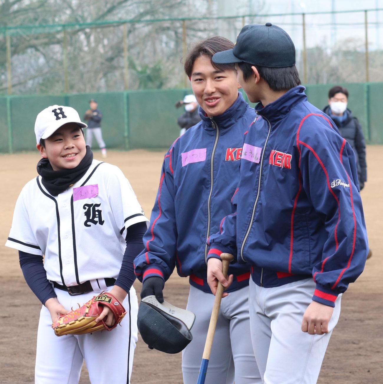 野球教室で笑顔で談笑する慶応・清原（撮影・星夏穂）