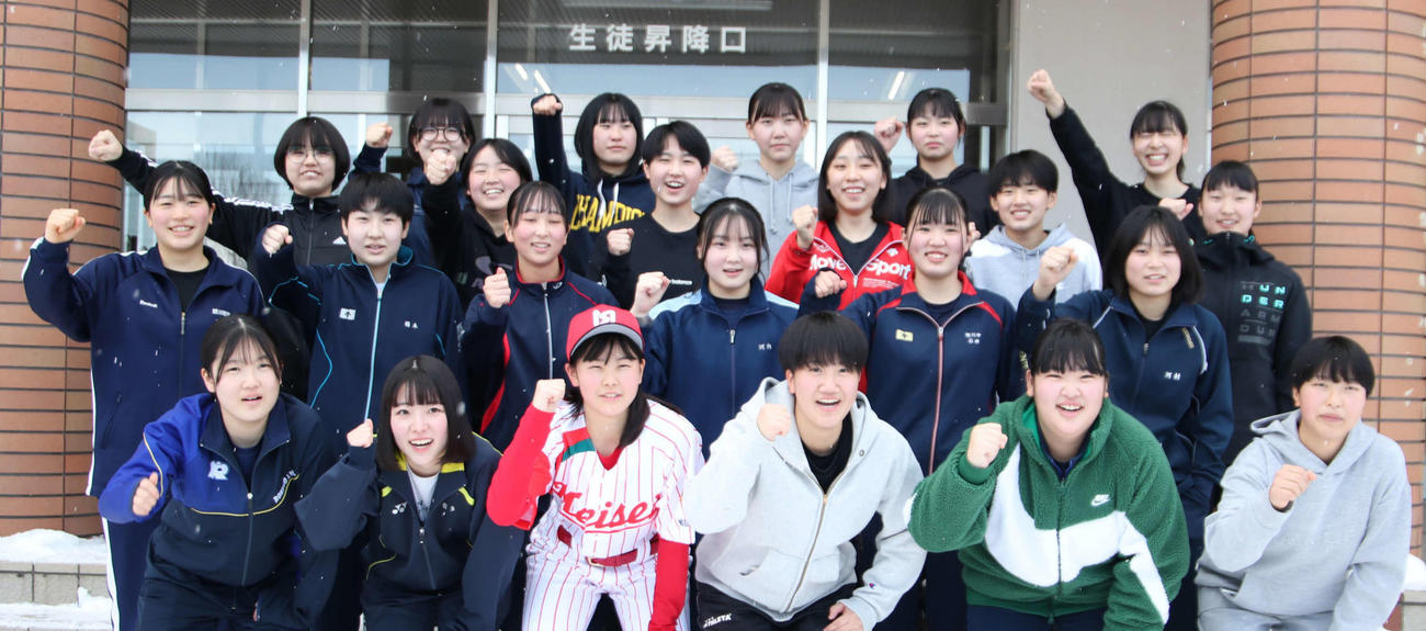 旭川明成女子硬式野球部に1期生として入部する選手たち（撮影・山崎純一）