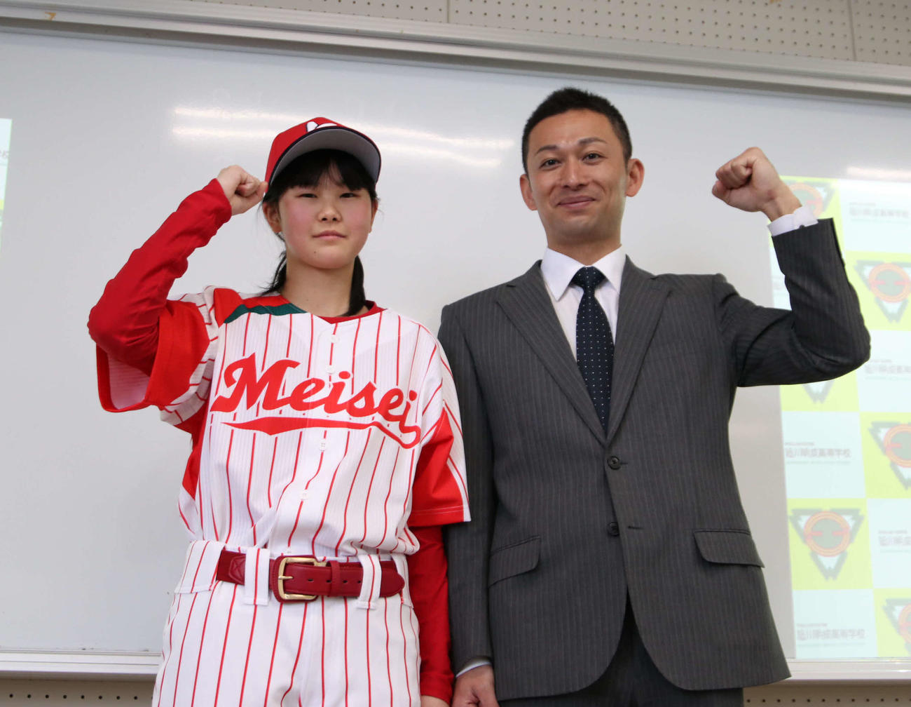 旭川明成女子硬式野球部創部記者発表会でユニホームを着用しガッツポーズをみせる渋谷さん（左）と大場監督（撮影・山崎純一）