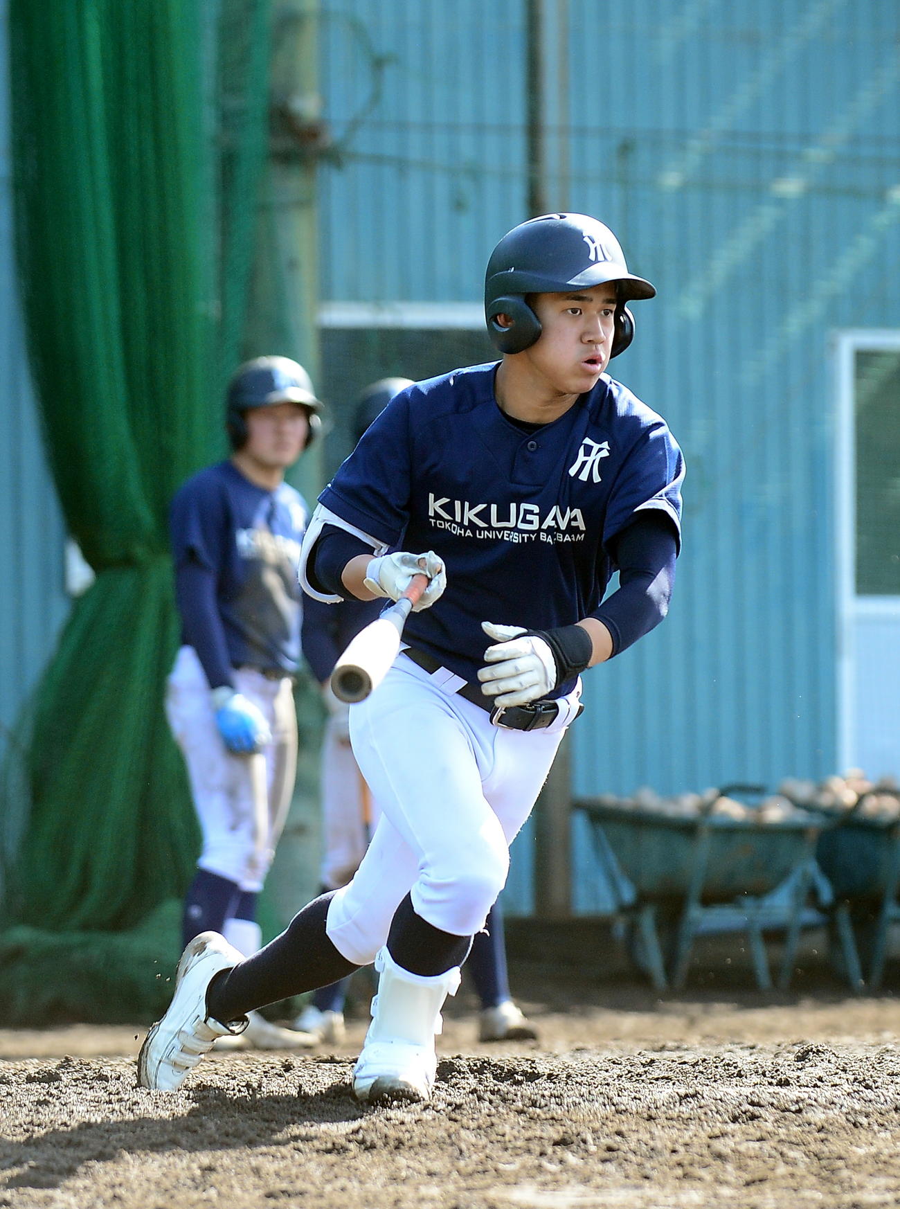 紅白戦で安打を放つ常葉大菊川・鈴木来