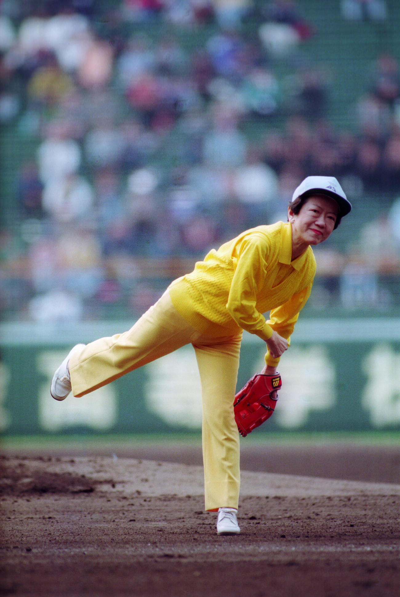 91年、第65回センバツ高校野球始球式　春夏の大会を通じ女性として初めて始球式をする森山真弓文部大臣