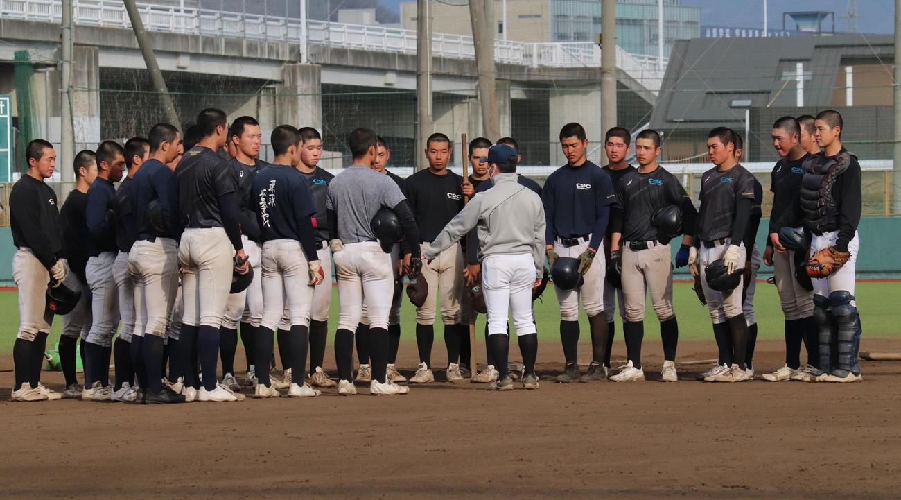 公開練習を行った山梨学院ナイン（撮影・星夏穂）