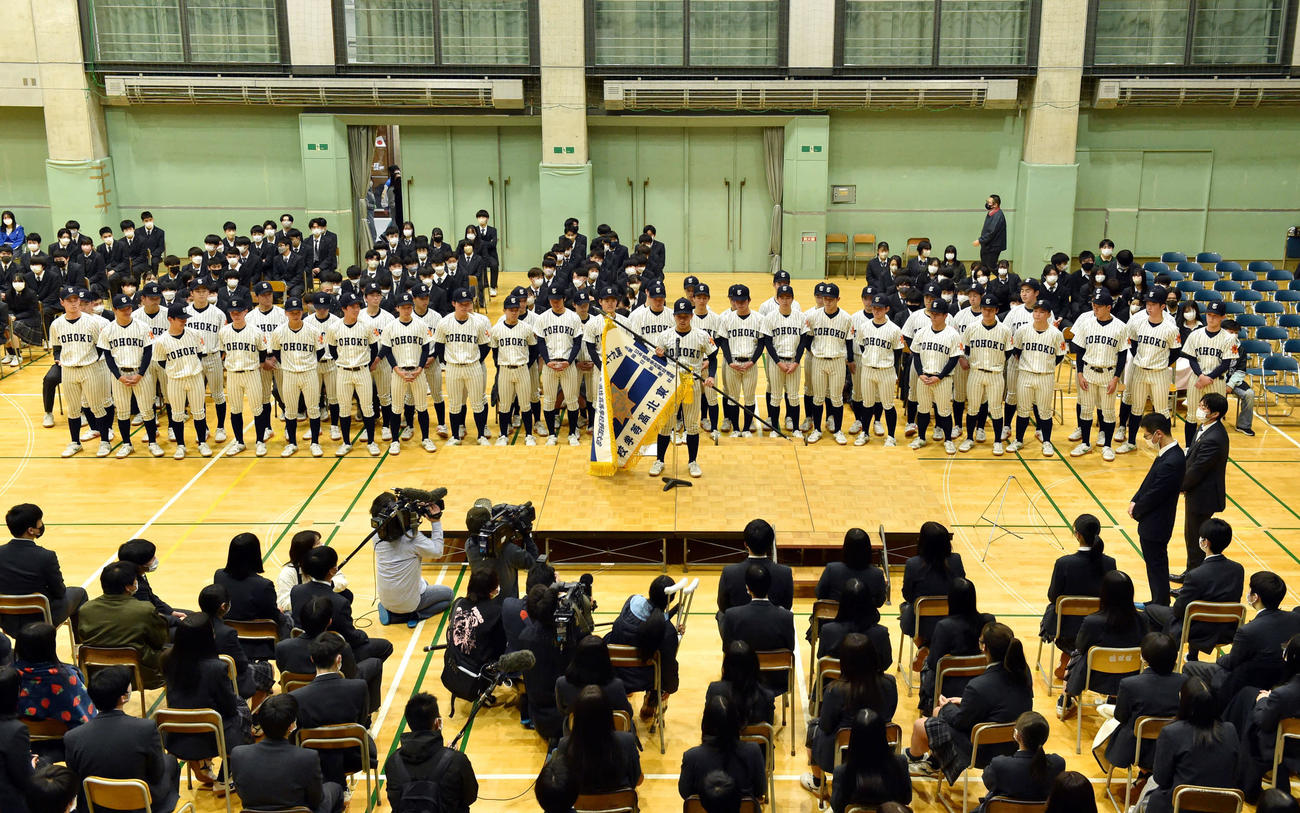 ステージ上であいさつする東北・佐藤主将（中央）と整列するナイン