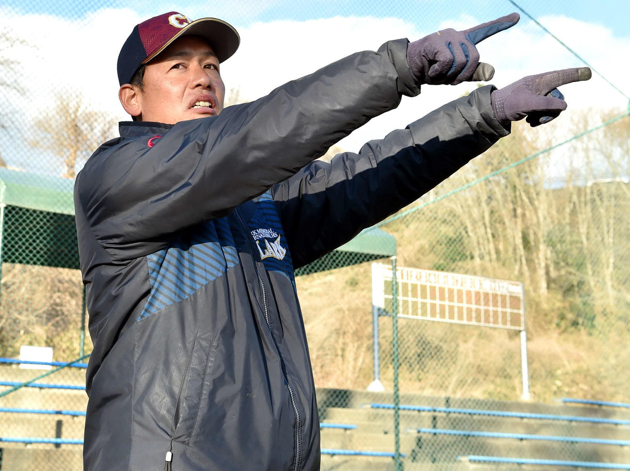 選手に指示を与える渡辺監督
