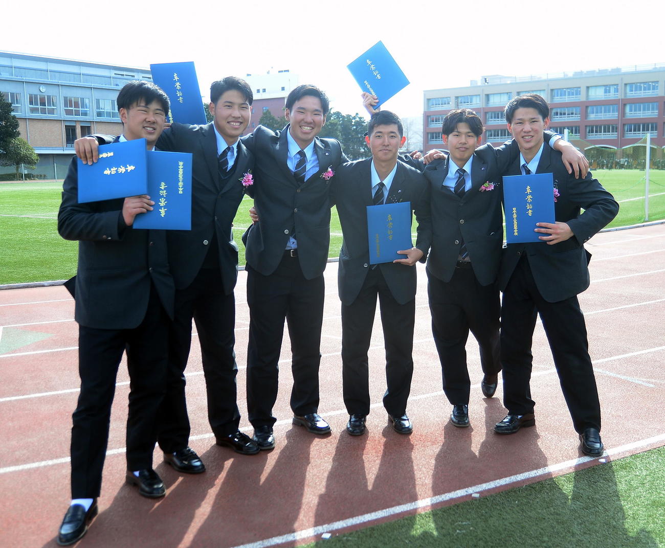 笑顔で記念撮影に納まる日大三島の選手たち。左から佐野、加藤、松永、京井、野口、吉川