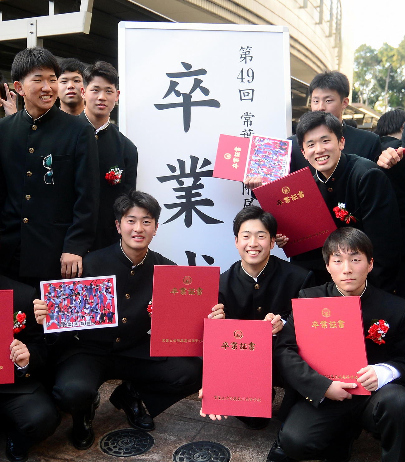 常葉大菊川野球部の同級生に囲まれて記念撮影に納まる安西（前列左）