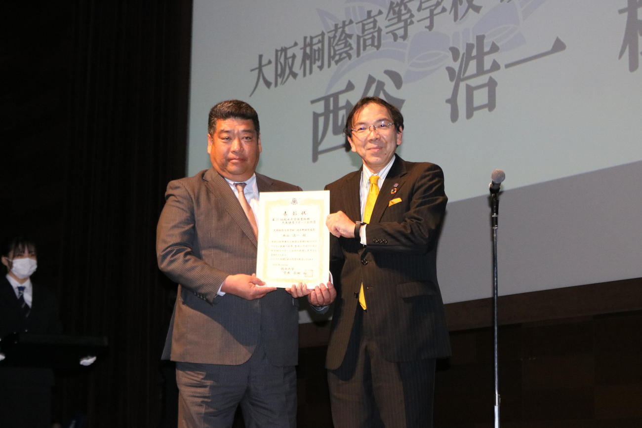 大阪桐蔭の西谷浩一監督は母校関大の「関西大学体育振興大島謙吉スポーツ文化賞」を受賞して、表彰を受ける（撮影・林亮佑）