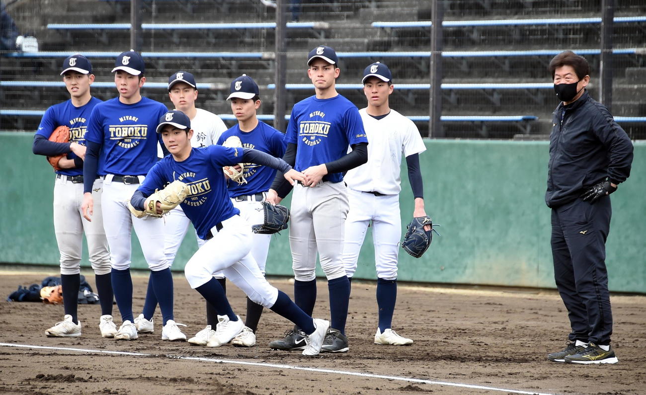 沼津合宿で練習を見守る東北・佐藤監督（右）