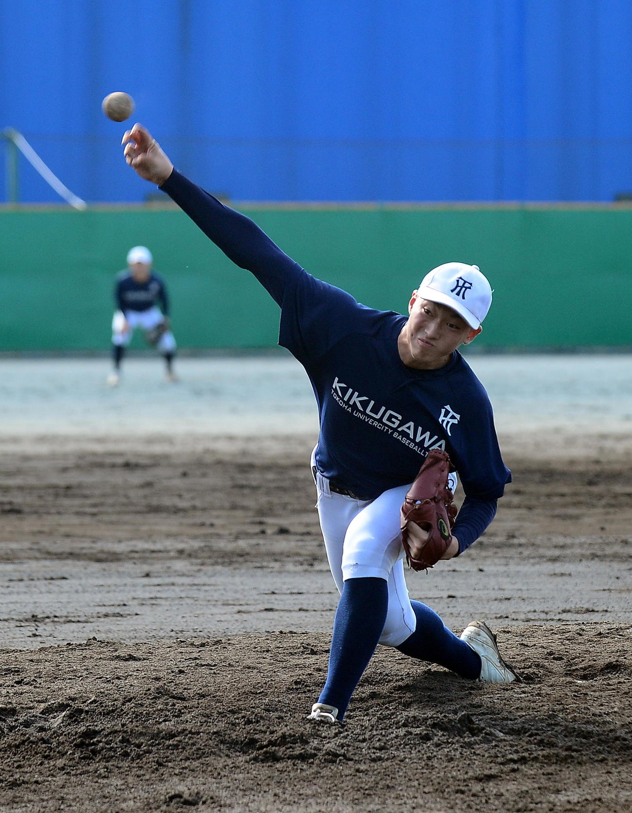 紅白戦で力投する常葉大菊川・内藤