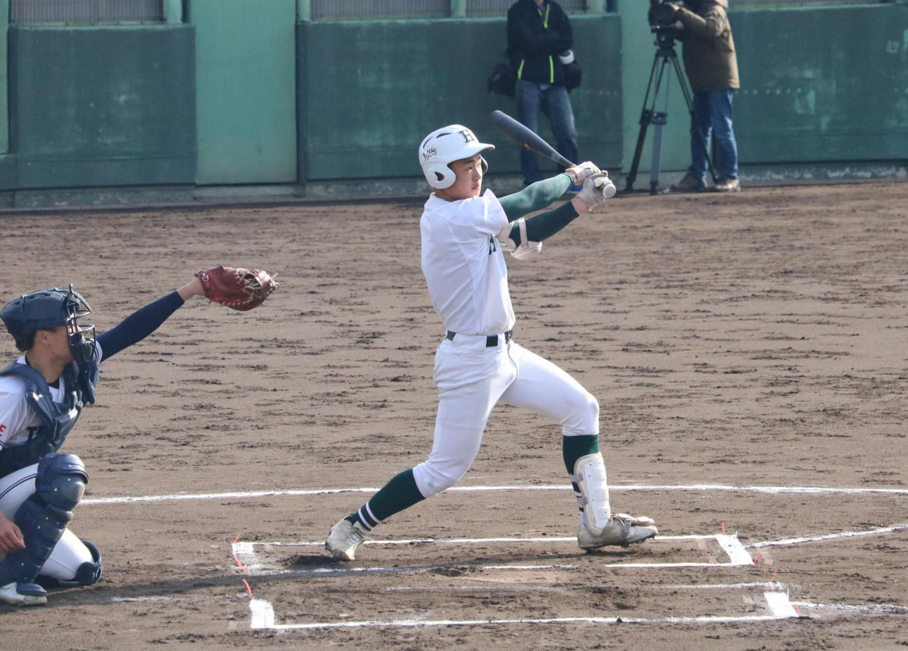 滝川二対報徳学園　報徳学園主将の堀柊那（しゅうな）捕手（2年）は鋭いスイングを見せる（撮影・林亮佑）＝2023年3月4日、高砂球場