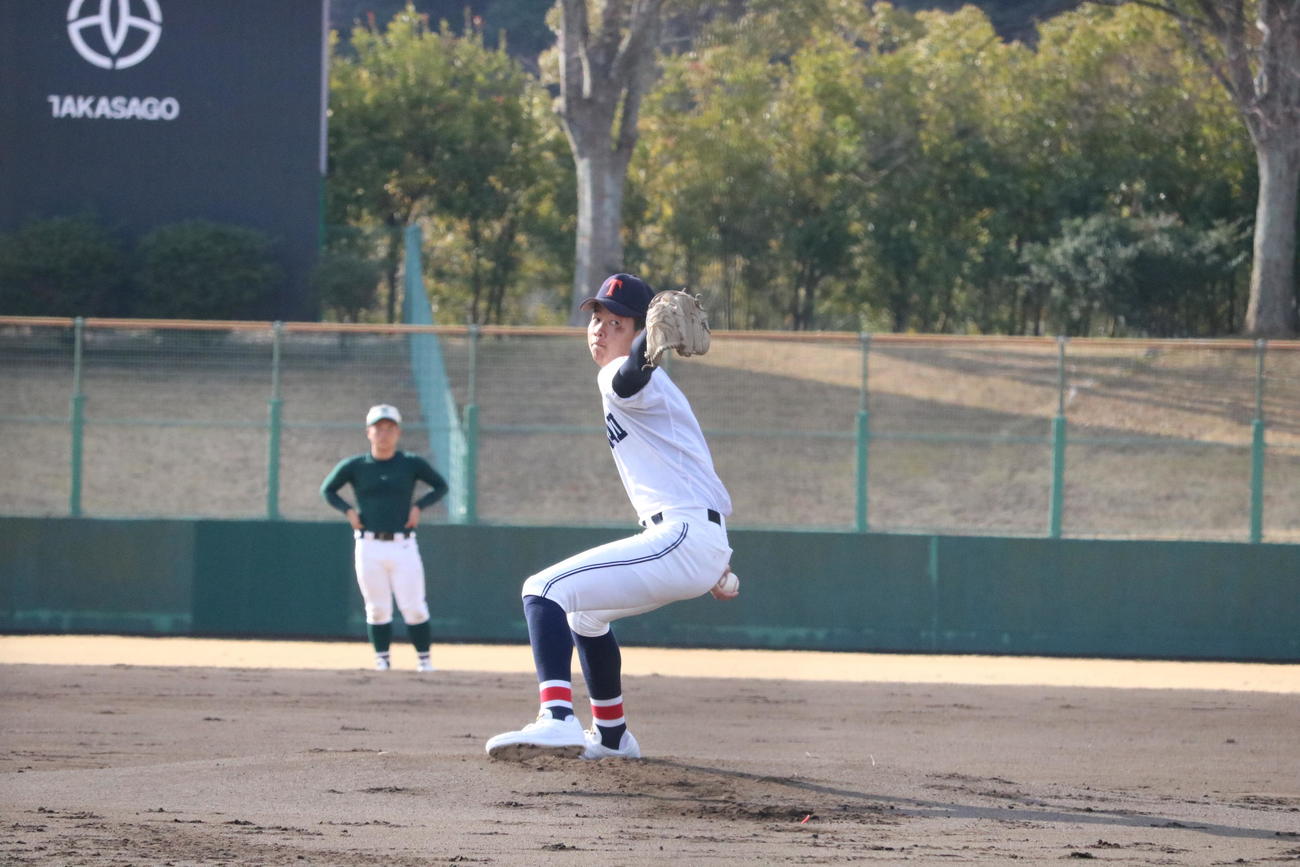滝川二対報徳学園　滝川二先発の坂井陽翔投手（2年）（撮影・林亮佑）＝2023年3月4日、高砂球場