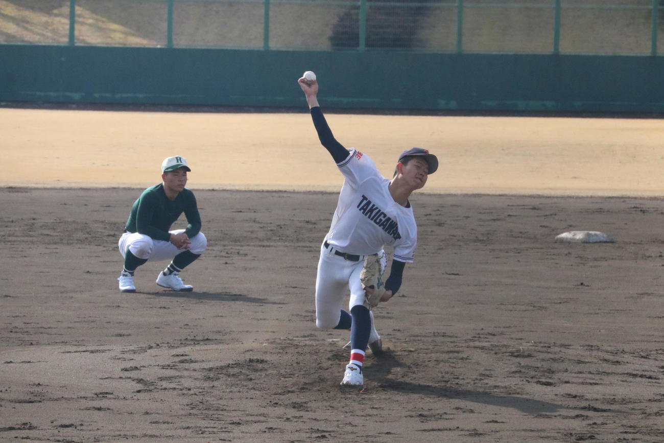 滝川二対報徳学園　滝川二先発の坂井陽翔投手（2年）（撮影・林亮佑）＝2023年3月4日、高砂球場