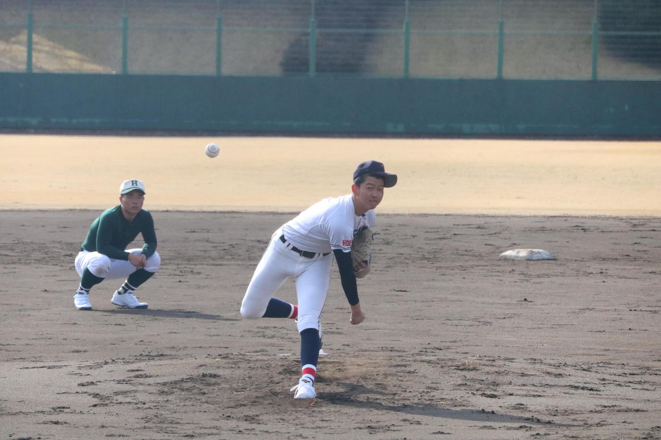 滝川二対報徳学園　滝川二先発の坂井陽翔投手（2年）（撮影・林亮佑）＝2023年3月4日、高砂球場