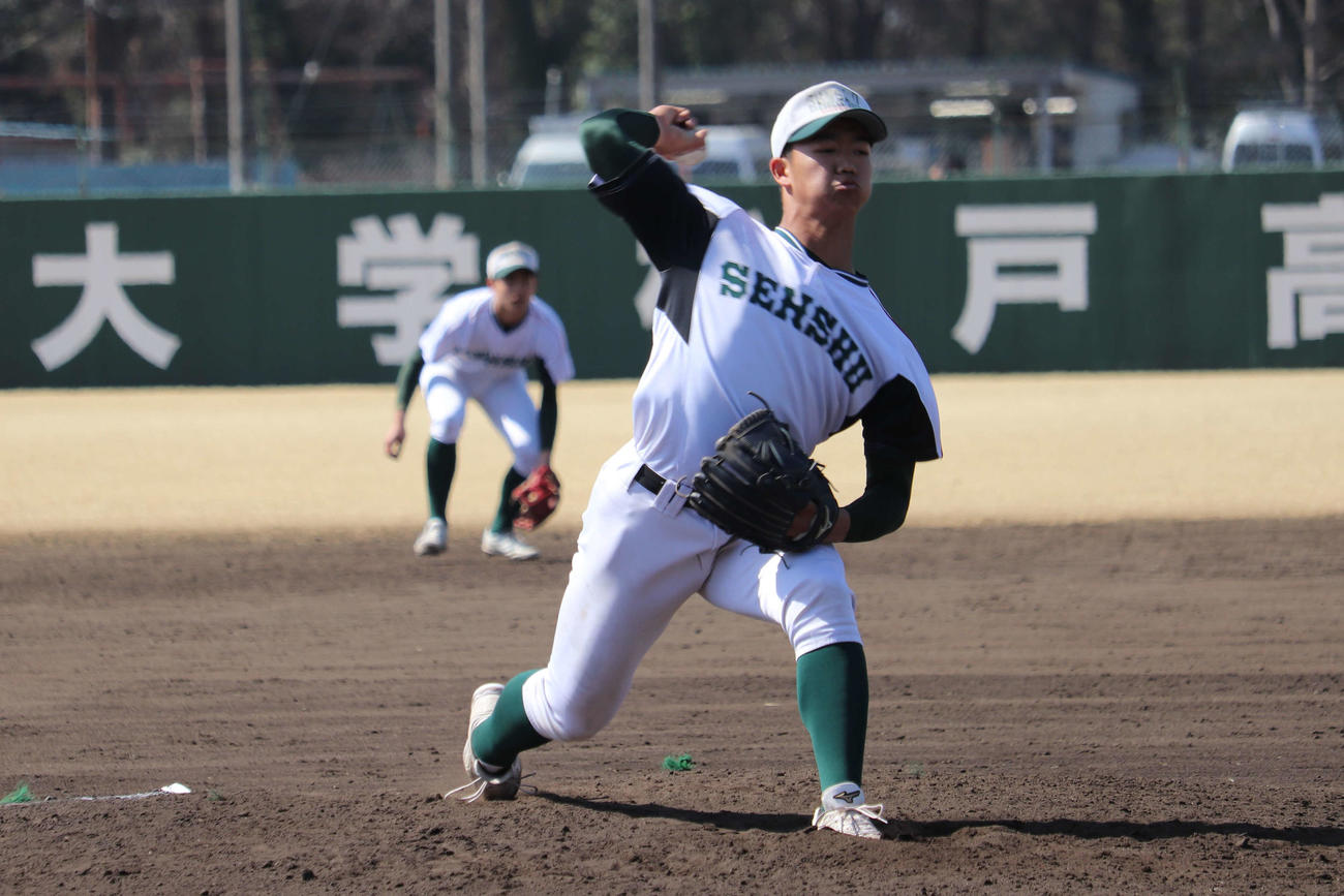 関東学園大付ー専大松戸　練習試合　15対1で迎えた8回から3番手として登板し、2イニングを2安打4三振無失点に抑えた専大松戸・平野（撮影・保坂淑子）