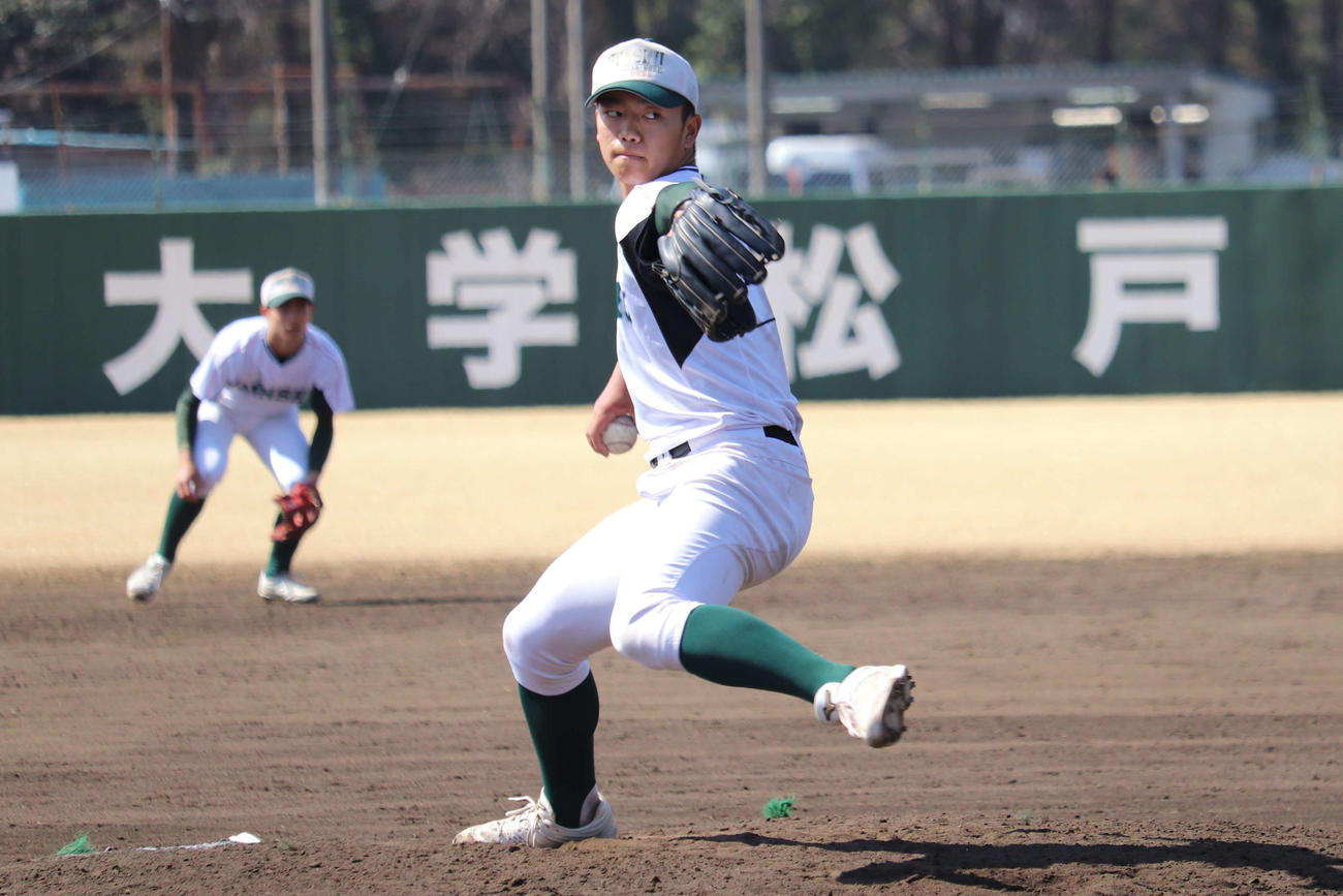 関東学園大付ー専大松戸　練習試合　15対1で迎えた8回から3番手として登板し、2イニングを2安打4三振無失点に抑えた専大松戸・平野（撮影・保坂淑子）