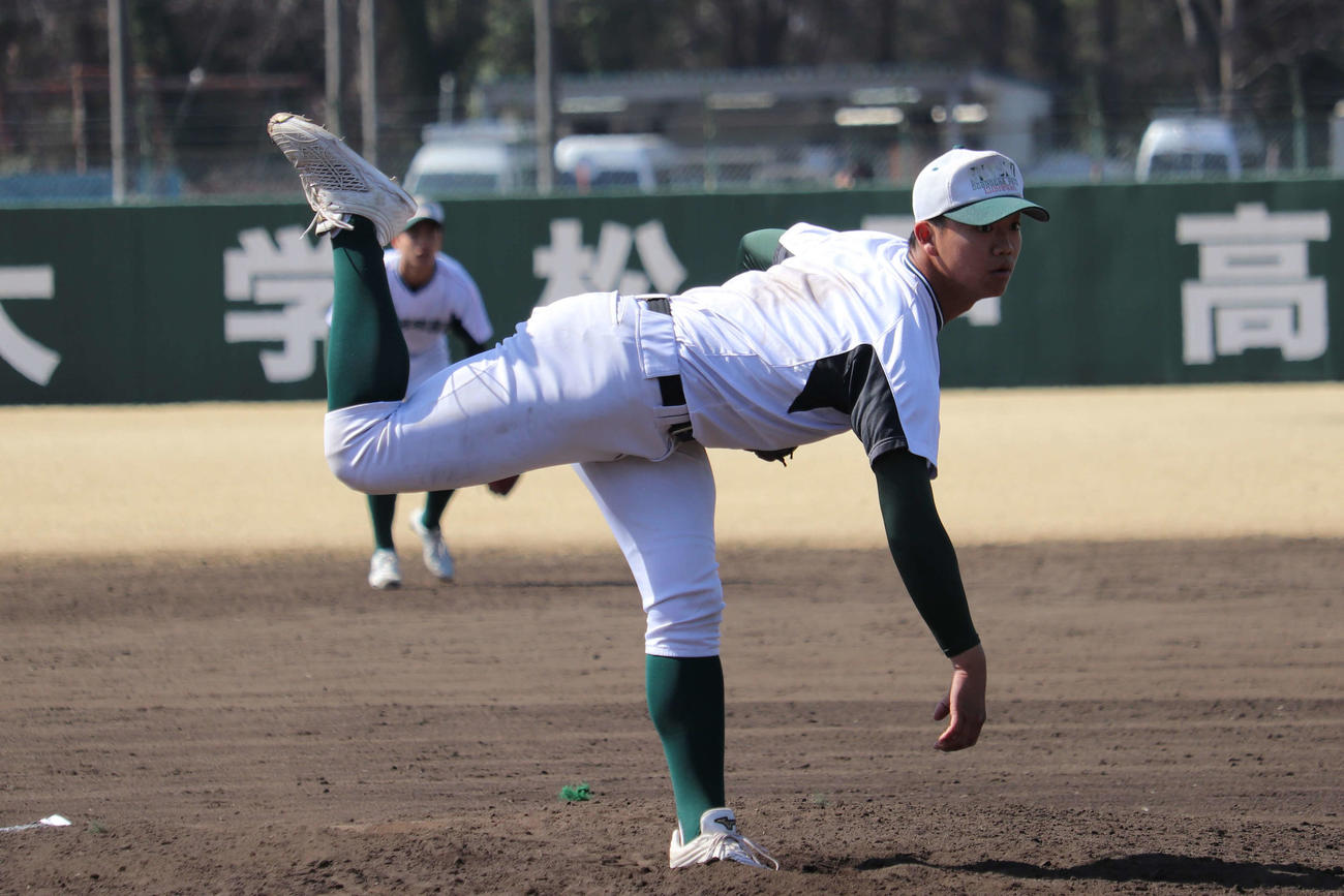 関東学園大付ー専大松戸　練習試合　15対1で迎えた8回から3番手として登板し、2イニングを2安打4三振無失点に抑えた専大松戸・平野（撮影・保坂淑子）