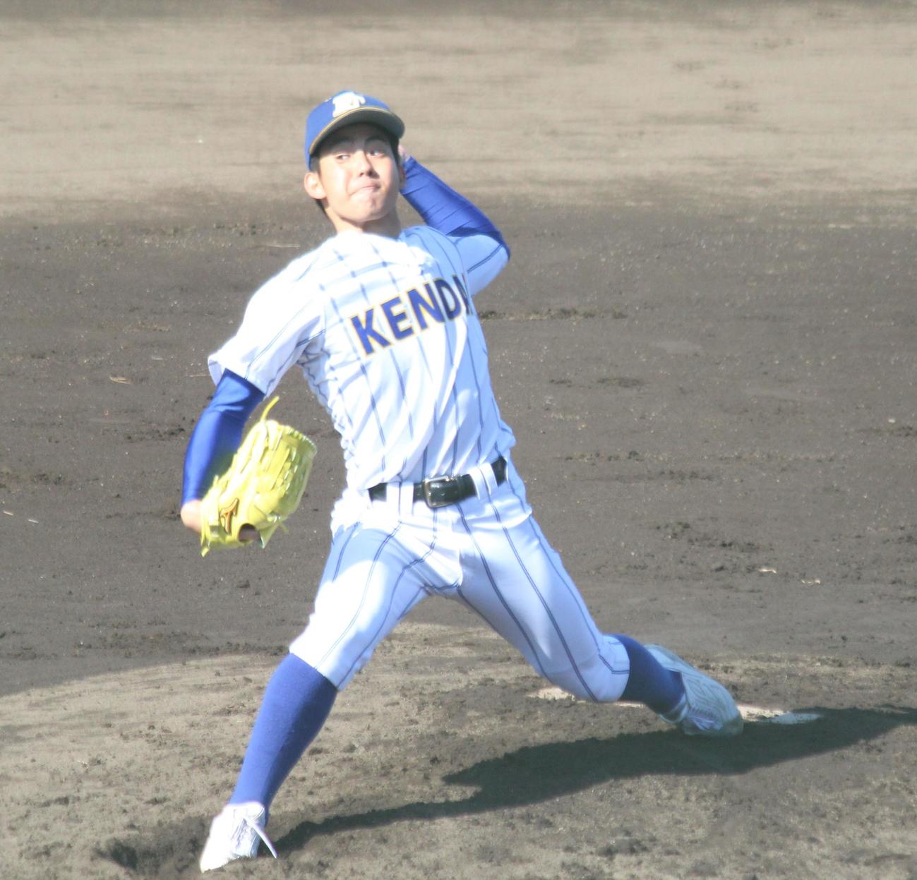 高崎健康福祉大高崎対文星芸大付　今季初の練習試合で先発し力投する高崎健康福祉大高崎・加藤（撮影・保坂恭子）