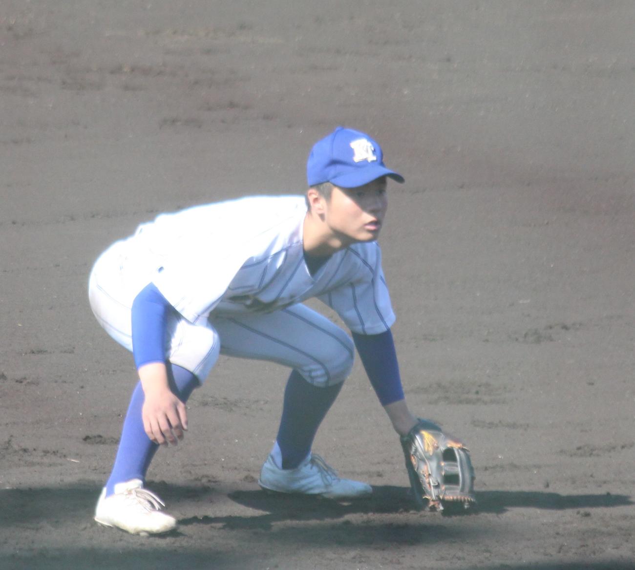 高崎健康福祉大高崎対文星芸大付　低い姿勢で守備に入る高崎健康福祉大高崎・橋本（撮影・保坂恭子）