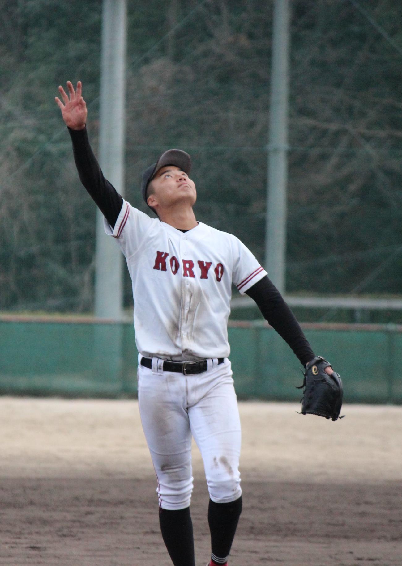 練習試合のピンチで登板し自ら投飛を捕りにいく広陵・真鍋（撮影・柏原誠）