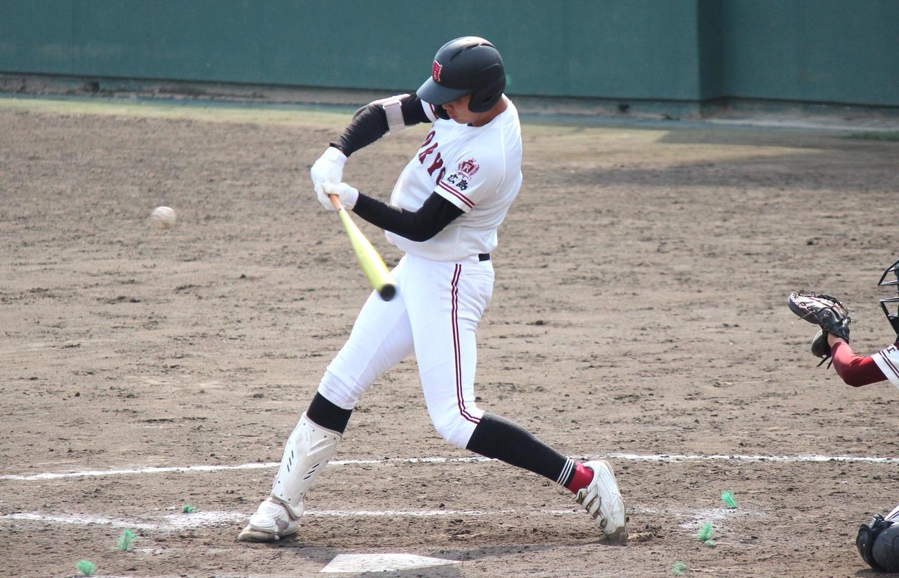 練習試合で痛烈な右前打を放つ広陵・真鍋＝2023年3月4日（撮影・柏原誠）