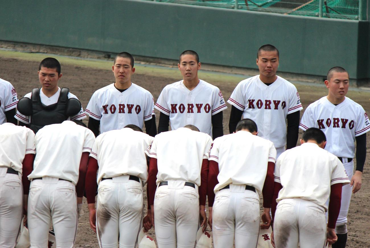 練習試合初戦となった倉敷工戦で快勝し、整列する広陵ナイン（撮影・柏原誠）