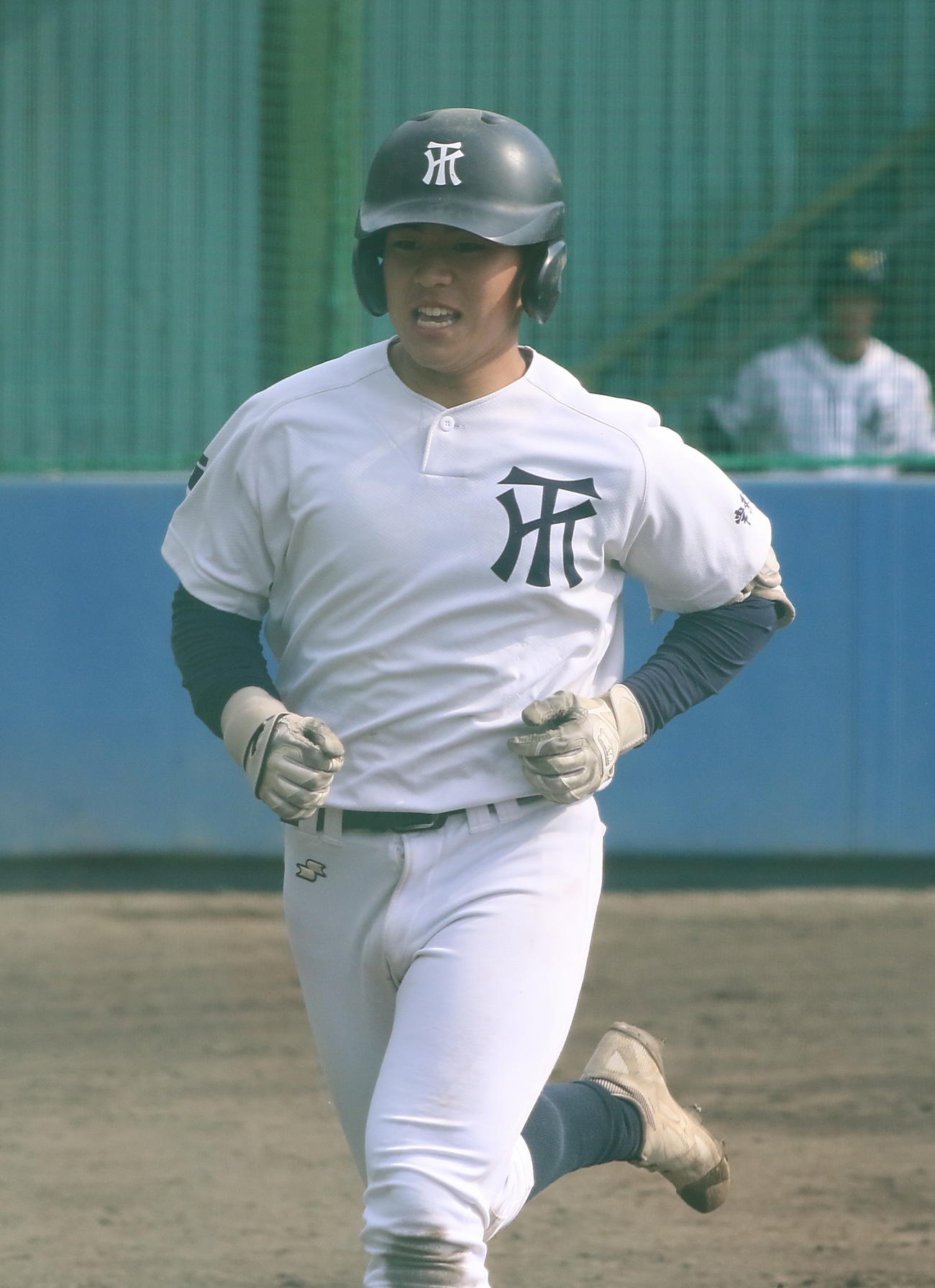 3回に高校通算2号本塁打を放ち、笑顔でベンチに戻る常葉大菊川・佐藤