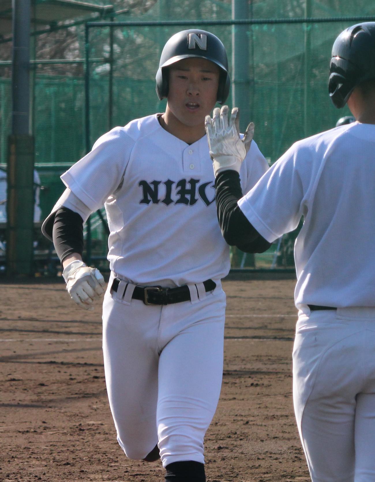 長崎日大対筑陽学園　1回表長崎日大2死三塁、右越え2点本塁打で生還する平岩悠生内野手（撮影・菊川光一）