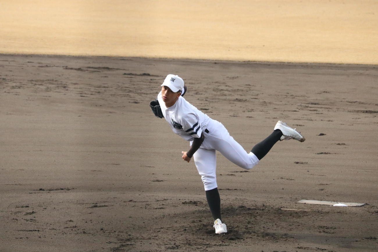 智弁学園対彦根総合　彦根総合先発の野下陽祐投手（2年）（撮影・林亮佑）