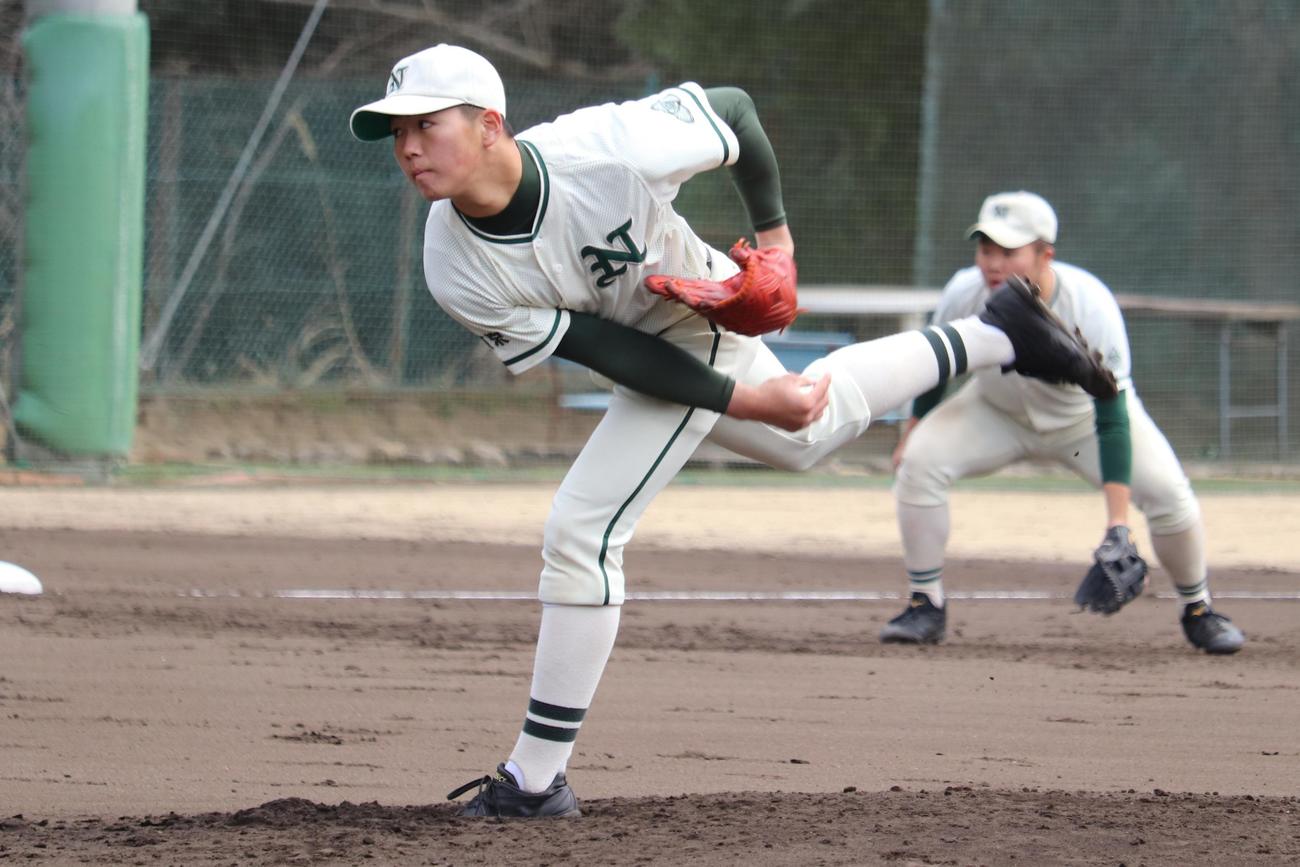 二松学舎大付－甲府城西　5安打5三振で完封勝利の二松学舎大付、先発の大内（撮影・保坂淑子）
