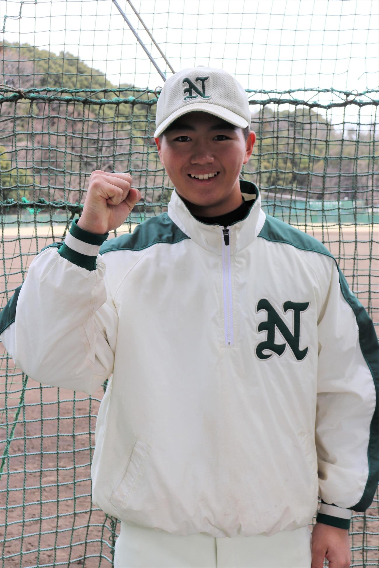 二松学舎大付－甲府城西　5安打5三振で完封勝利で、笑顔でガッツポーズを見せる二松学舎大付、先発の大内（撮影・保坂淑子）