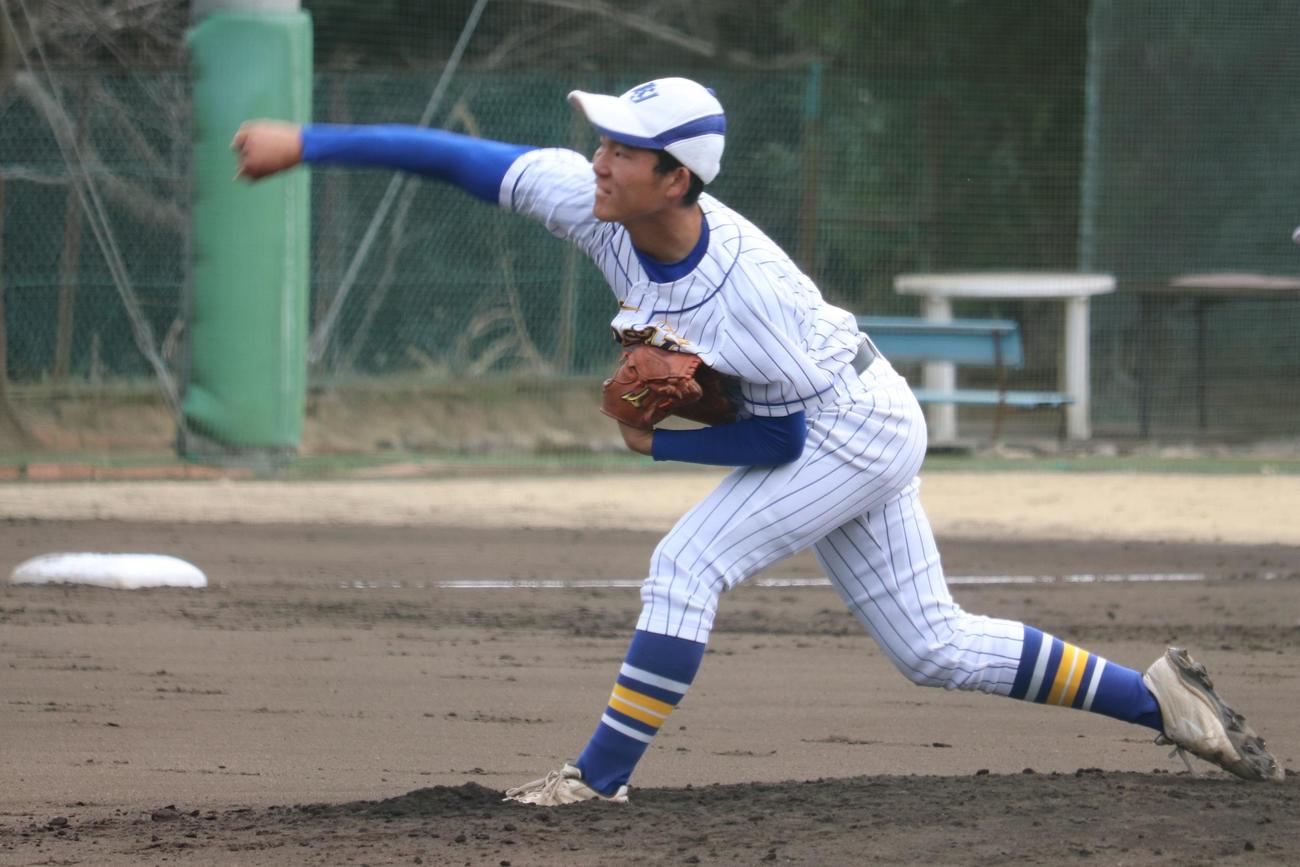 二松学舎大付戦に先発し、5回4安打2三振2失点の甲府城西・末木賢也（撮影・保坂淑子）