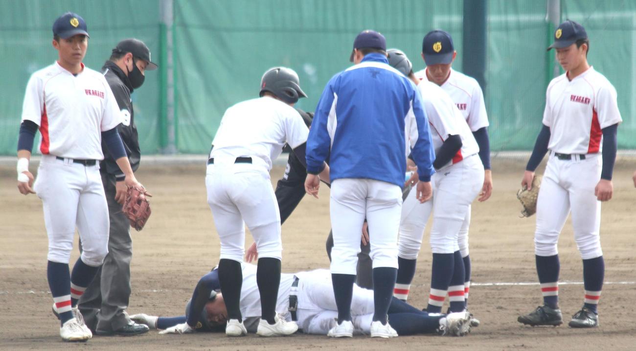 東海大菅生対浦和学院　3回表東海大菅生、2死から二塁打を放った日当は、帰塁の際に転倒（下）（撮影・保坂恭子）