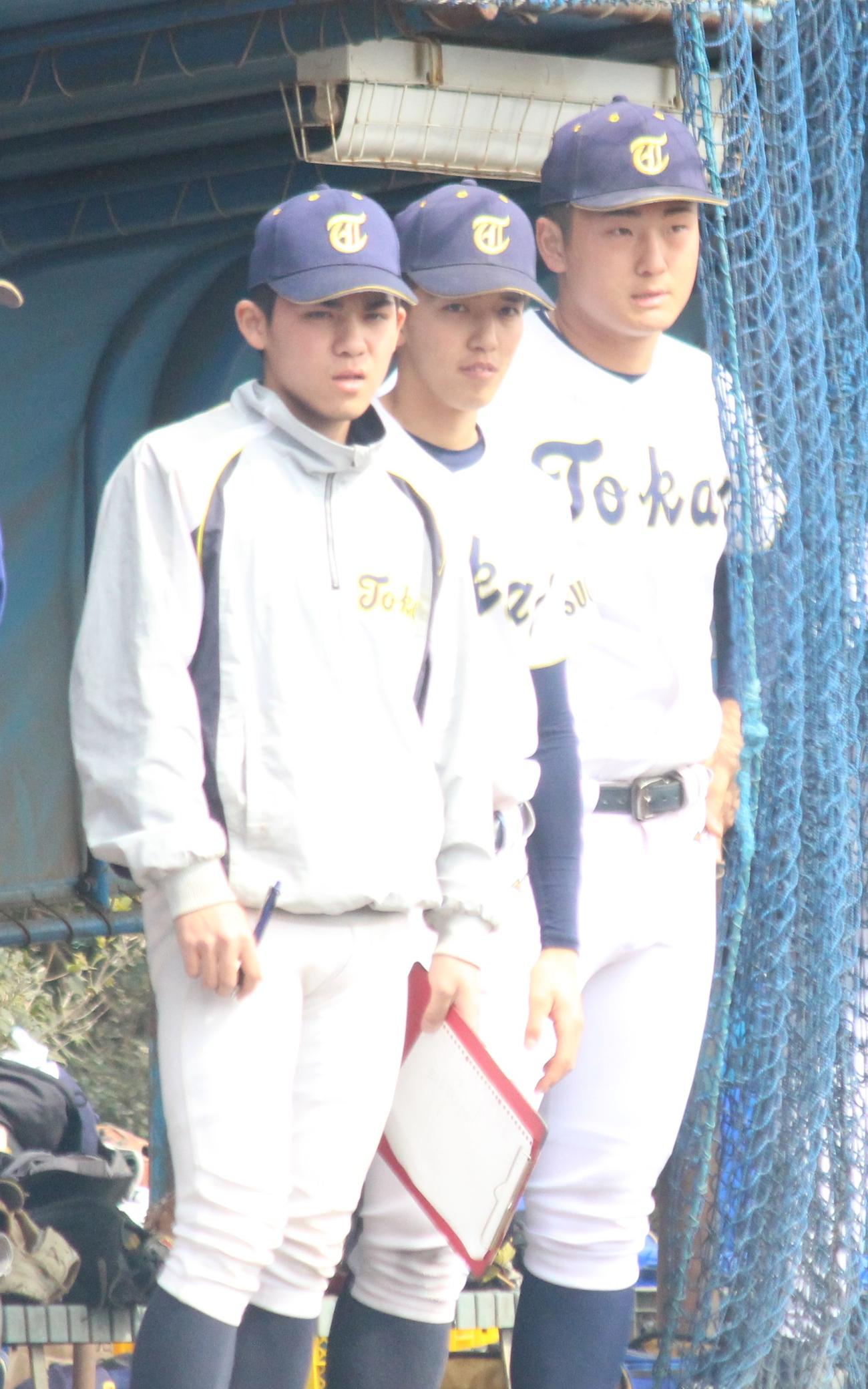 東海大菅生対浦和学院　降板後はベンチからチームメートに声をかけた東海大菅生・日当（右端）（撮影・保坂恭子）