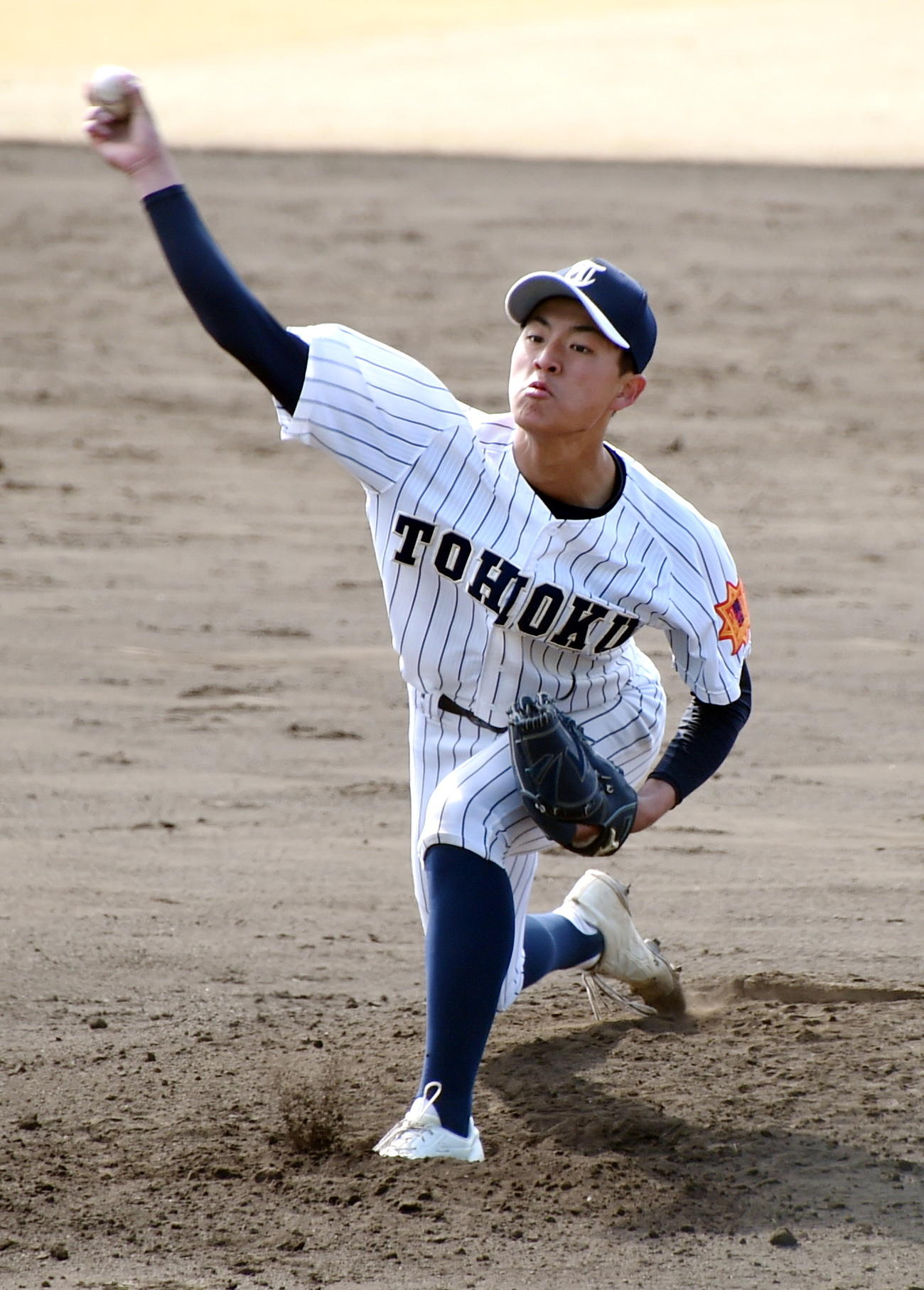 3回無失点と2番手で好投した東北・進藤（撮影・山田愛斗）